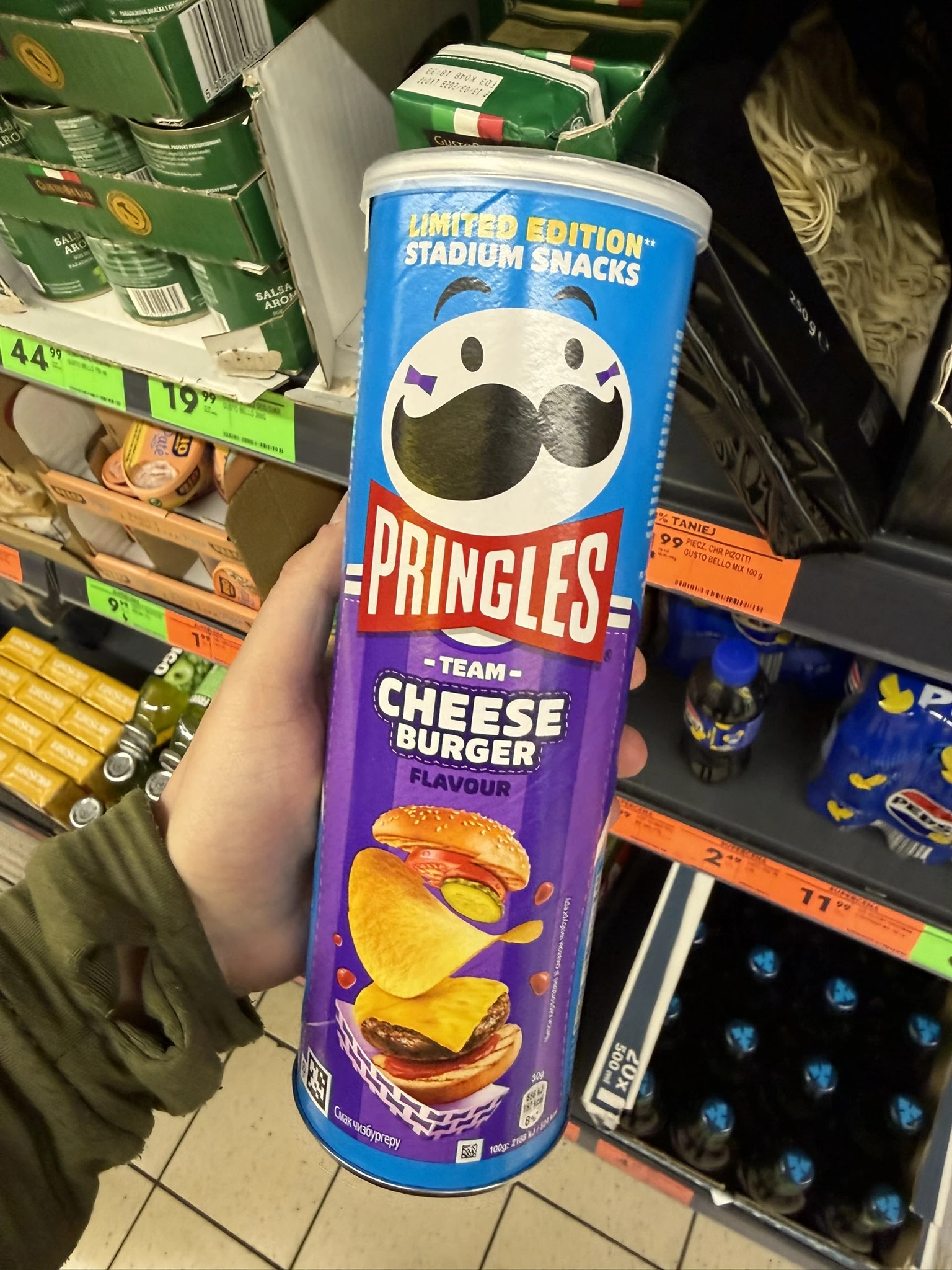 Pringles Team Cheese Burger Flavour Limited Edition Stadium Snacks | 165g
