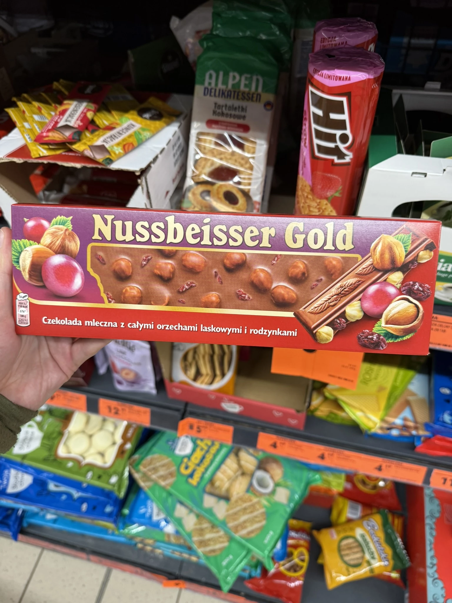 Nussbeisser Gold Czekolada mleczna z całymi orzechami laskowymi i rodzynkami | 220g