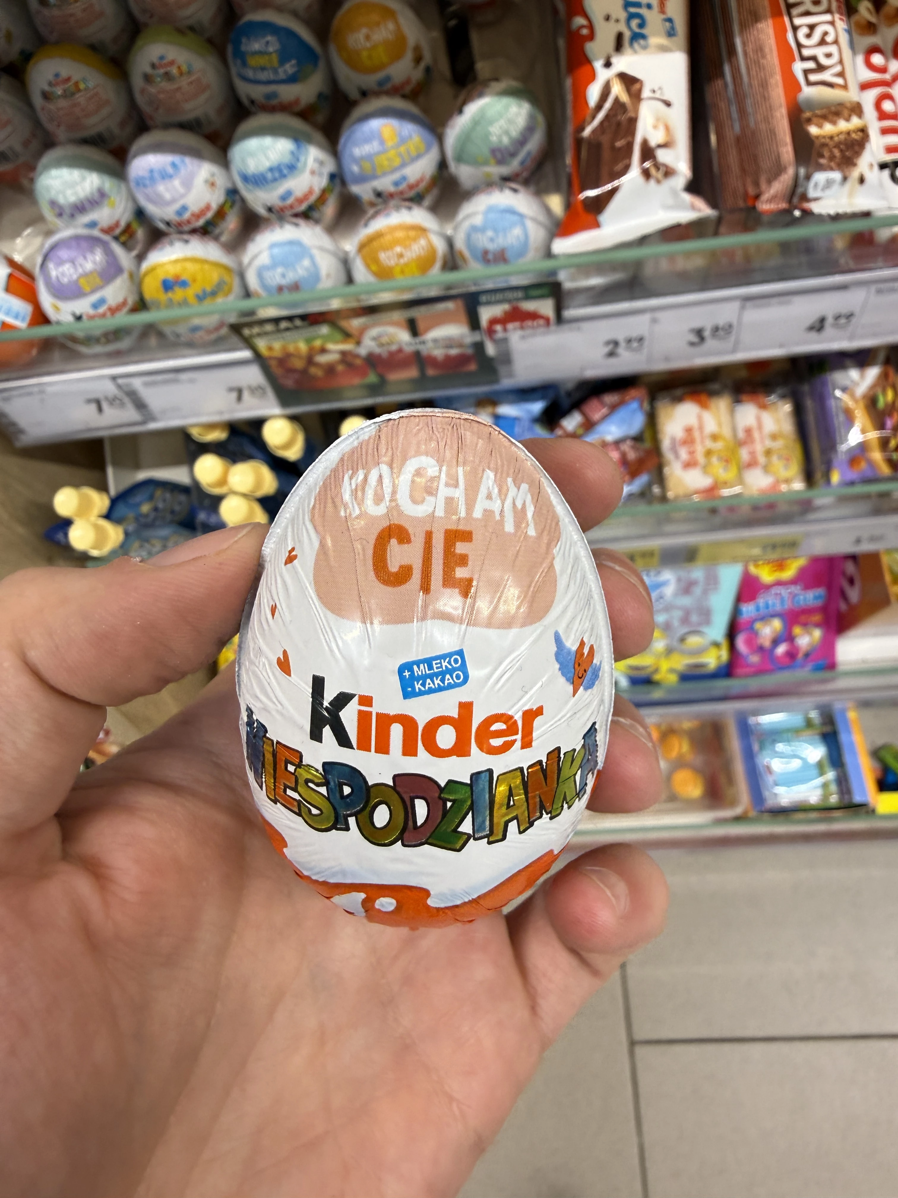 Kinder Niespodzianka Słodkie jajko z niespodzianką pokryte czekoladą mleczną – napis Kocham Cię | 20g