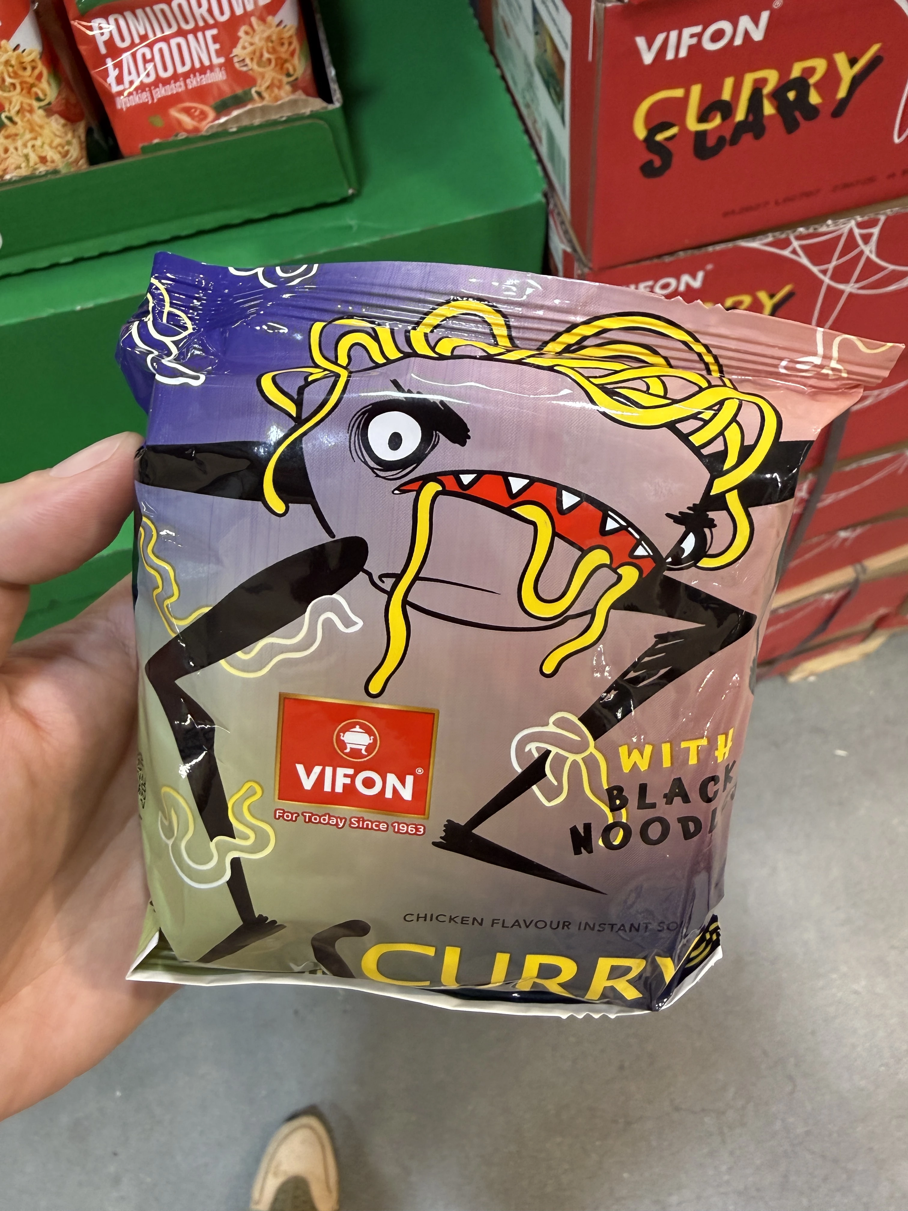 Vifon Curry Scary zupa błyskawiczna o smaku kurczaka z czarnym makaronem | 70g