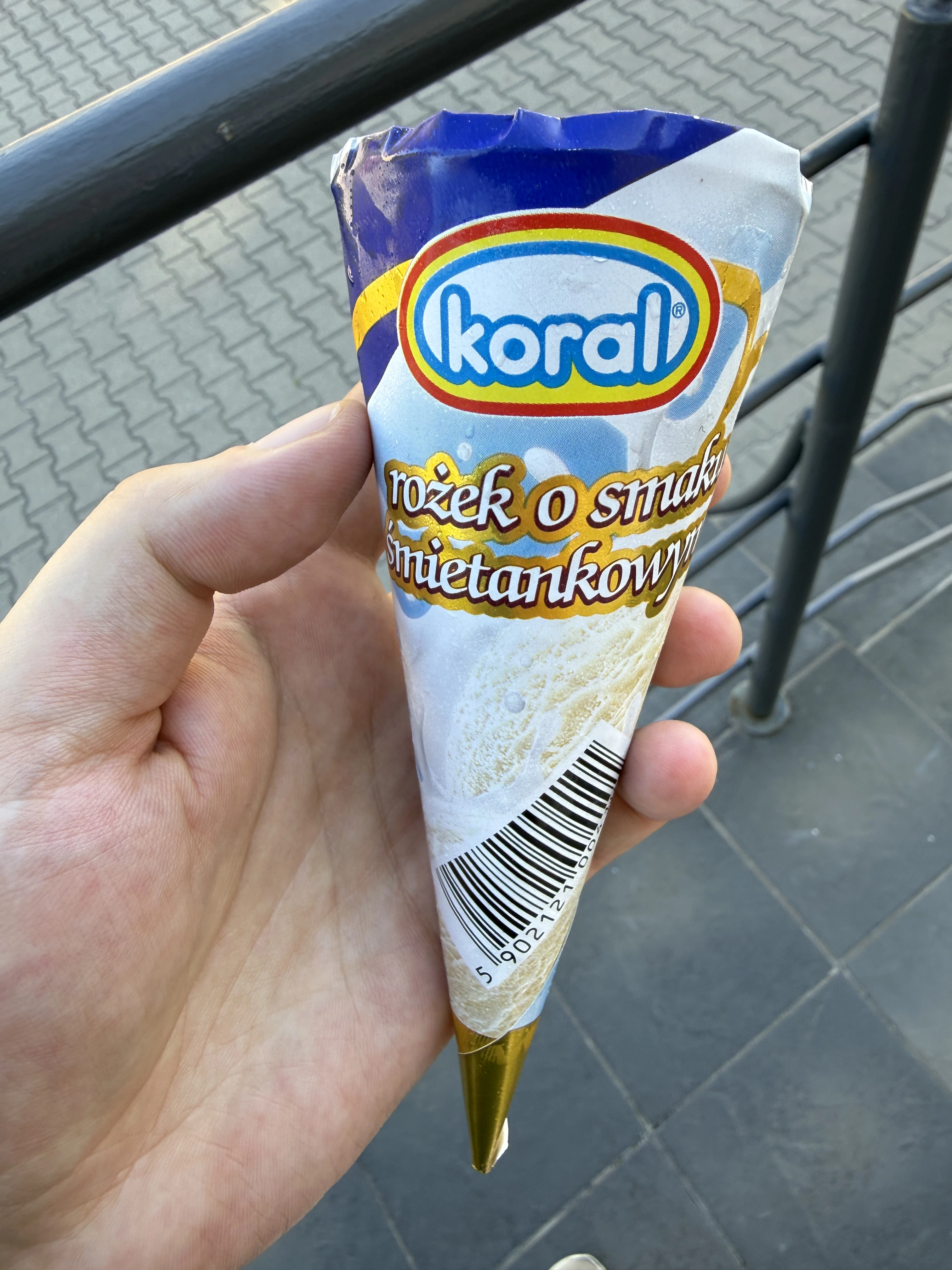 Koral Lody śmietankowe w rożku waflowym z sosem czekoladowym | 110ml