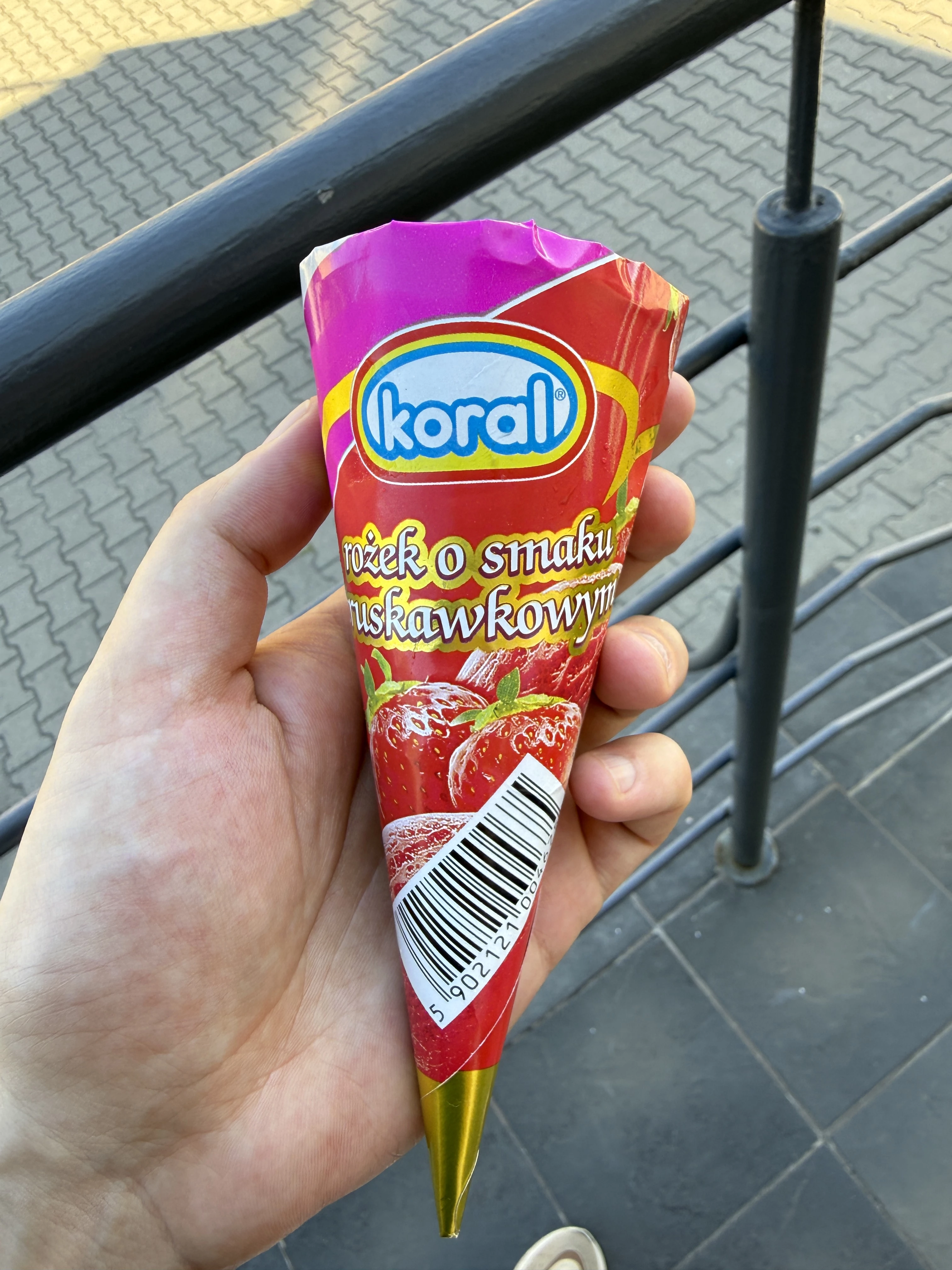 Koral rożek o smaku truskawkowym z sosem truskawkowym | 110ml