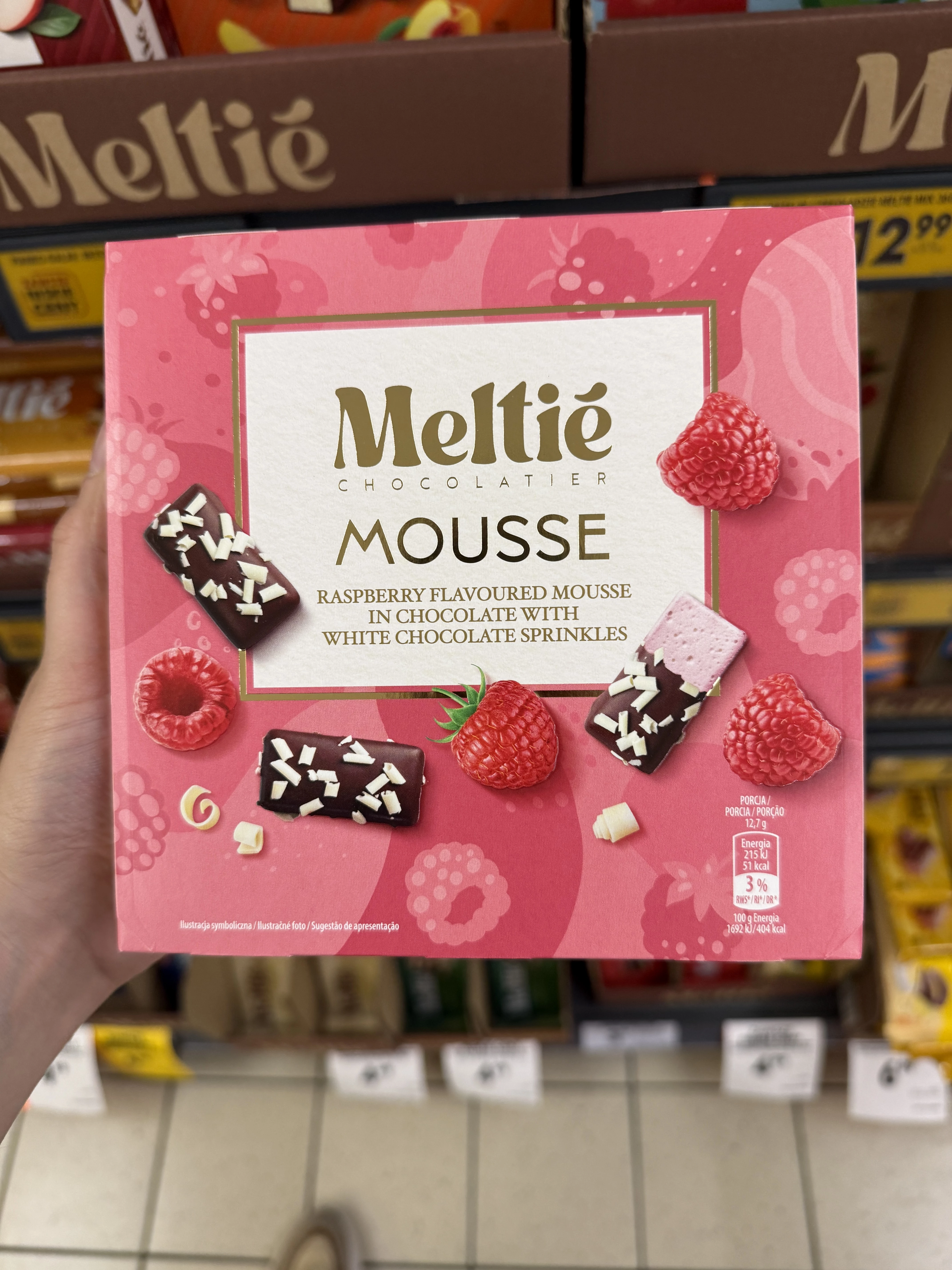 Meltié Chocolatier Mousse – Pianka o smaku malinowym w czekoladzie z posypką z białej czekolady | 380g