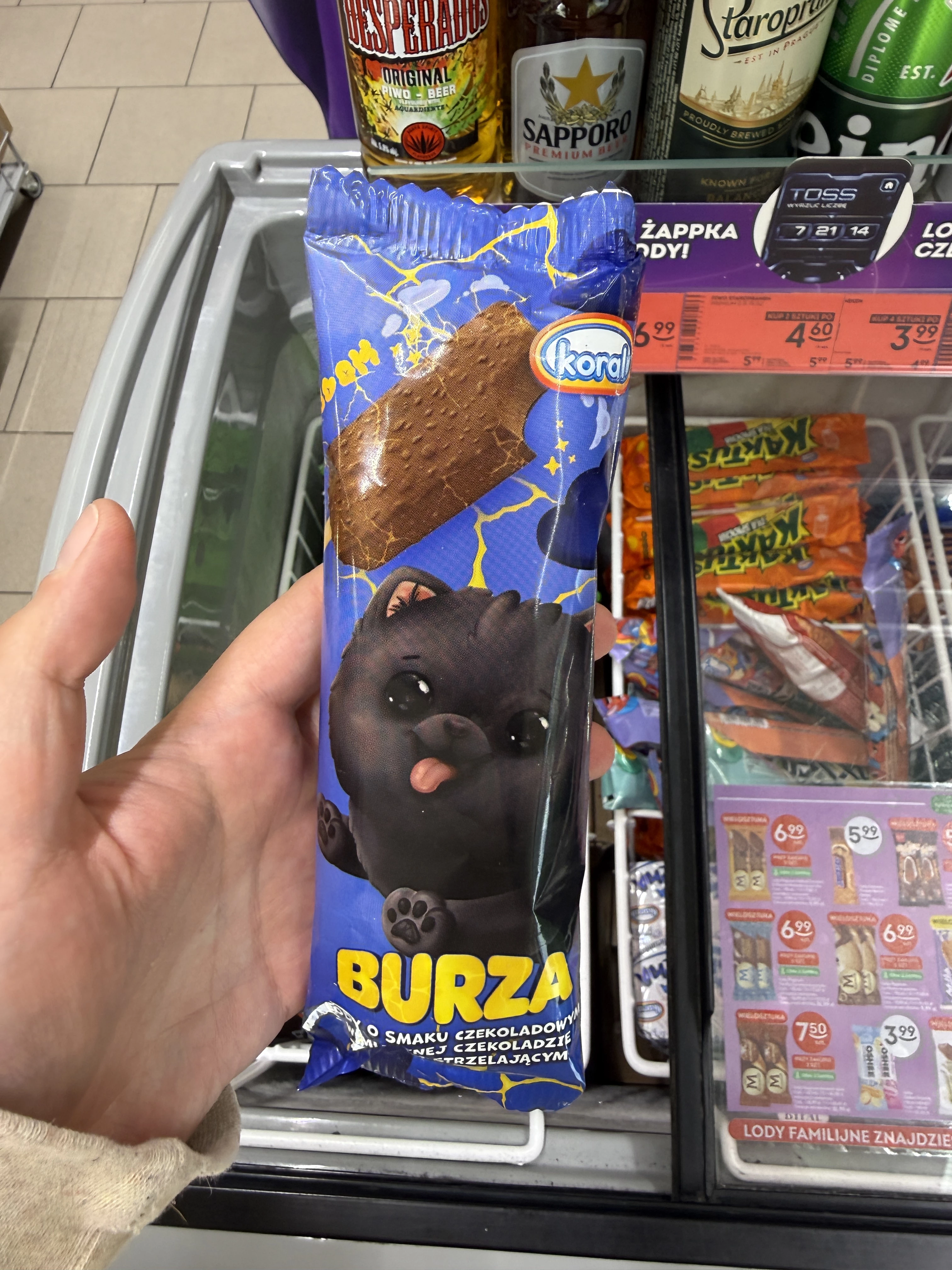 Koral Burza Lody o smaku czekoladowym w mlecznej czekoladzie z cukrem strzelającym | 65g / 90ml