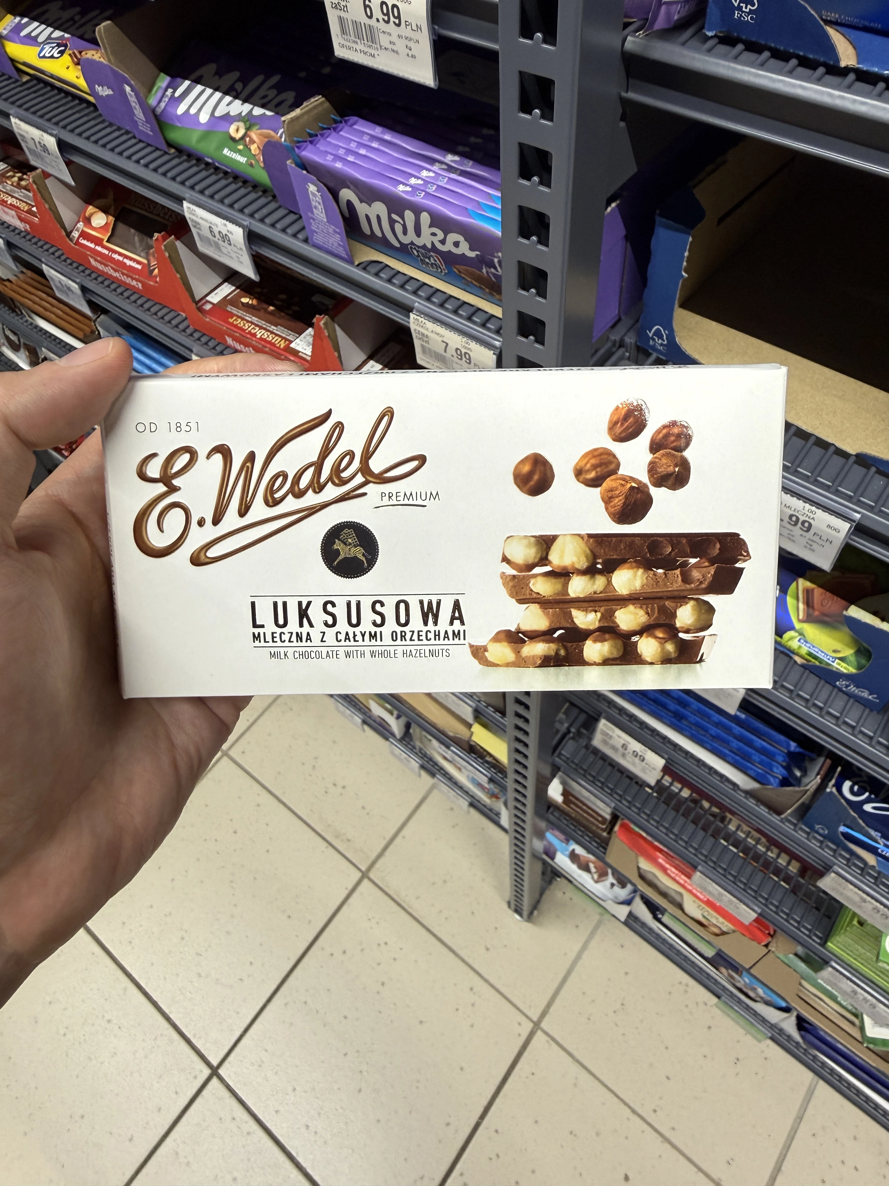 E. Wedel Premium Luksusowa Mleczna z całymi orzechami | 100g