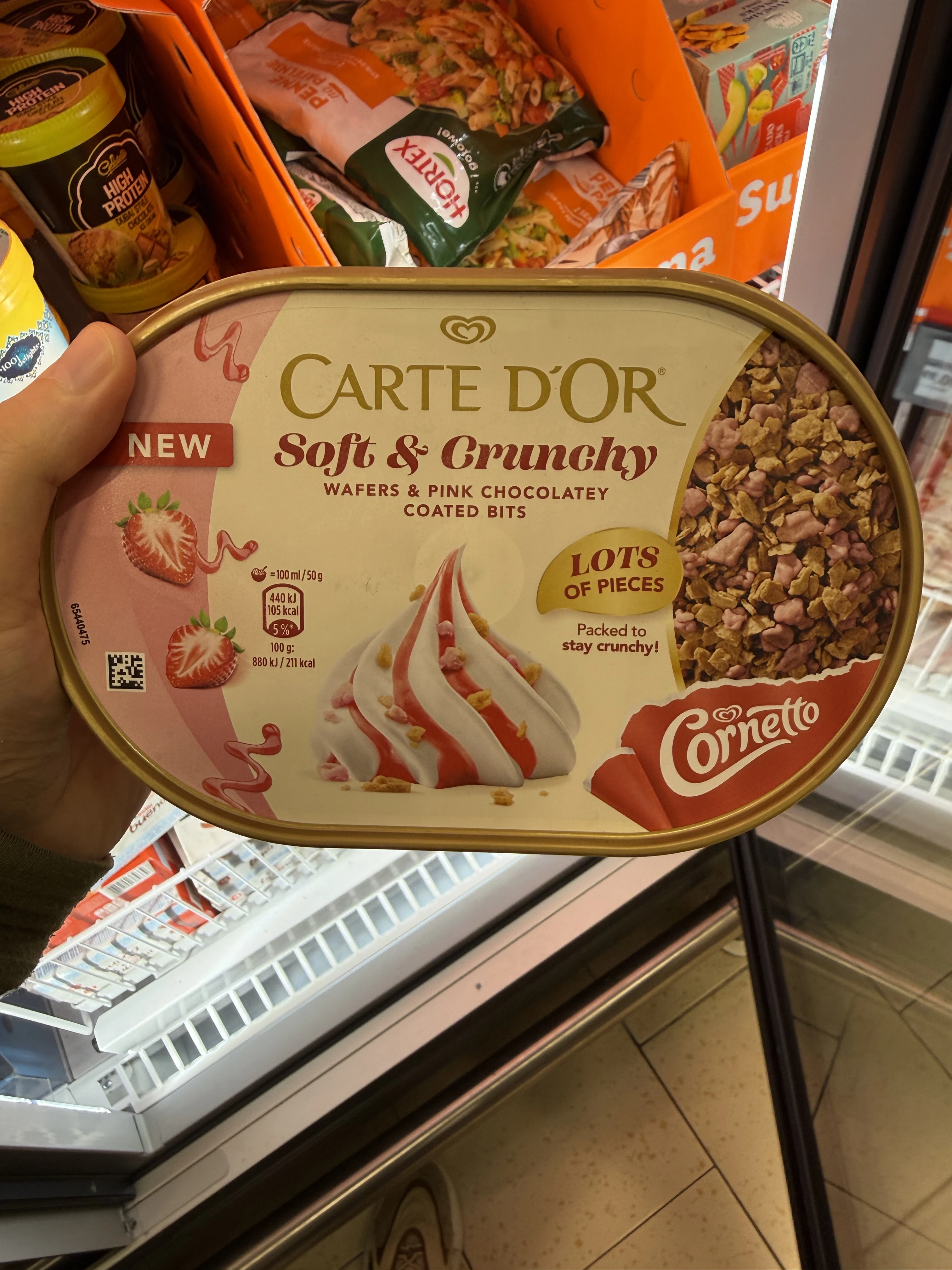 Carte D’Or Soft & Crunchy Wafers & Pink Chocolatey Coated Bits | 750ml / 373g