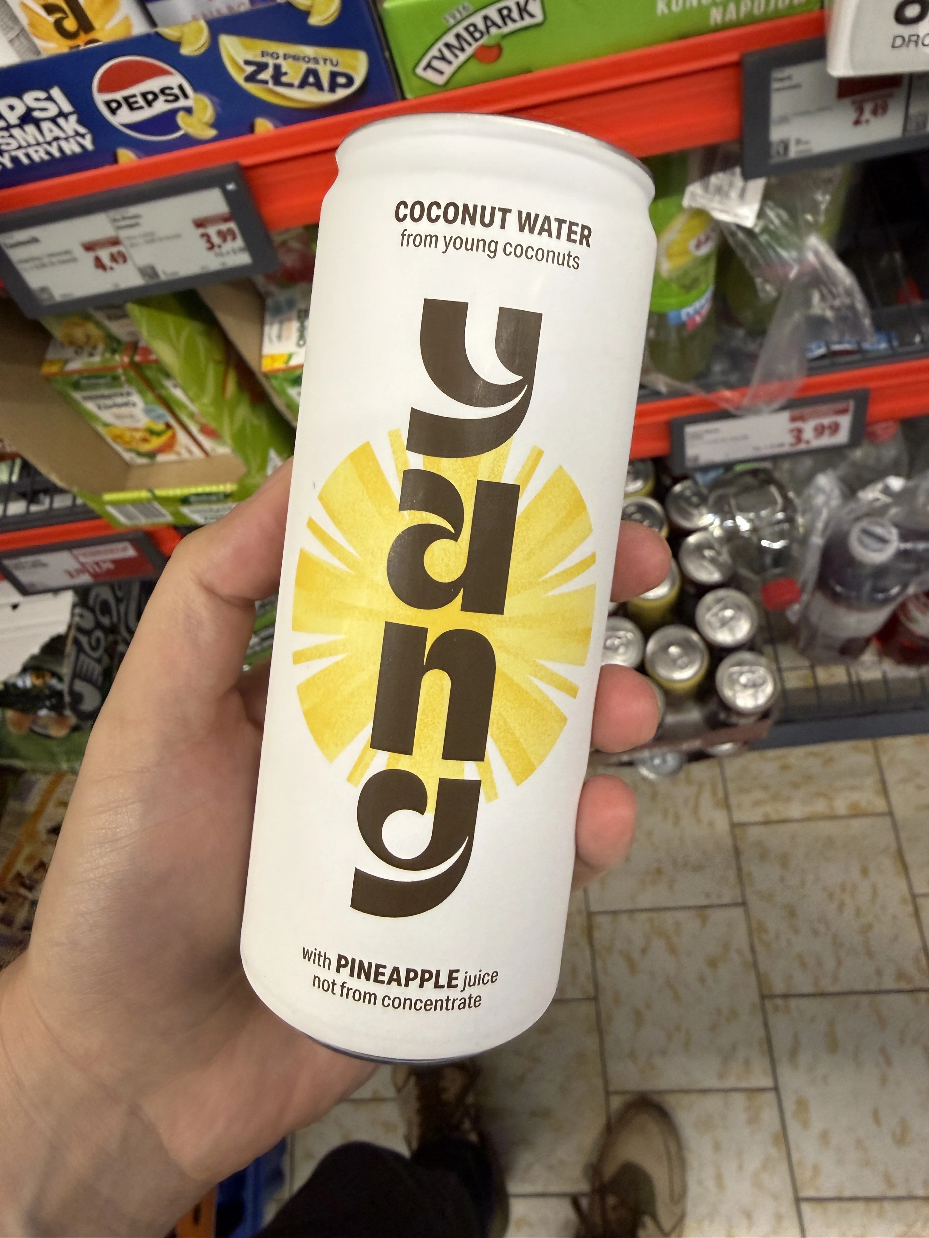 Yang Woda kokosowa z sokiem z ananasa | 325ml
